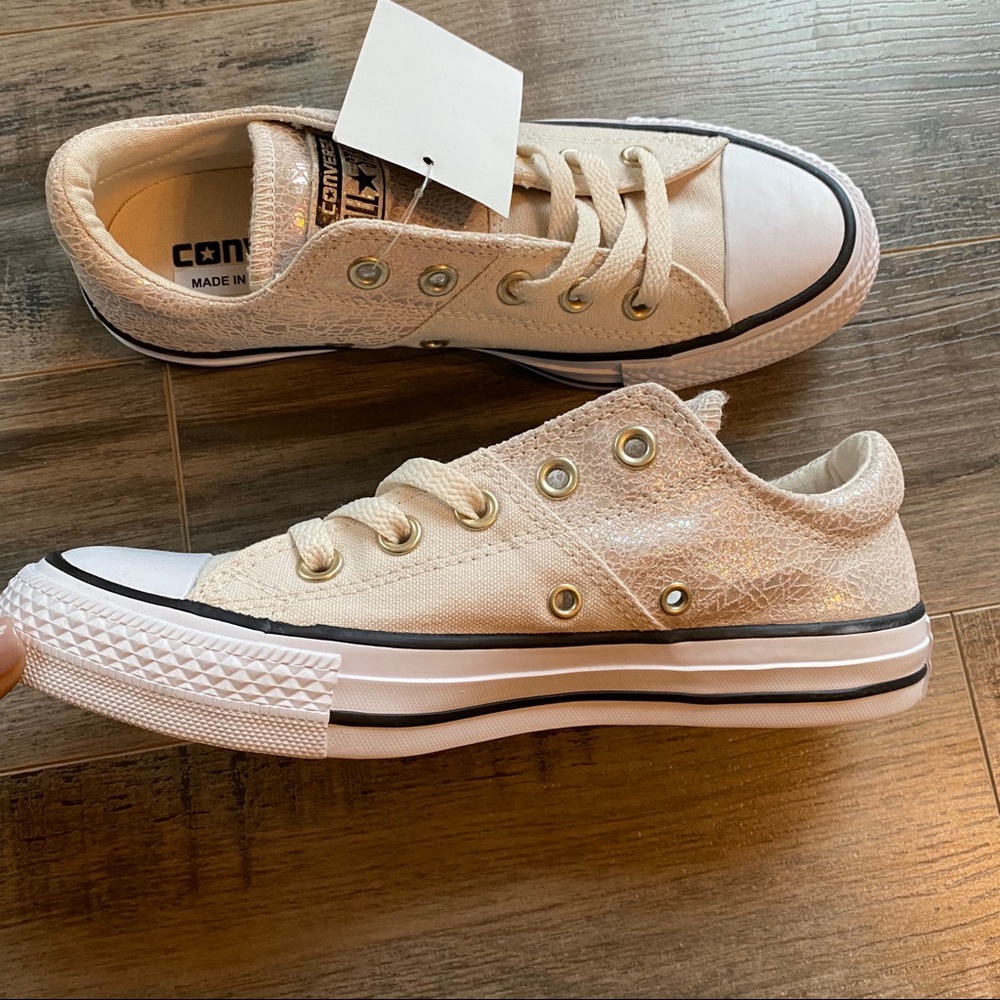 Brand new converse sneakers 👟